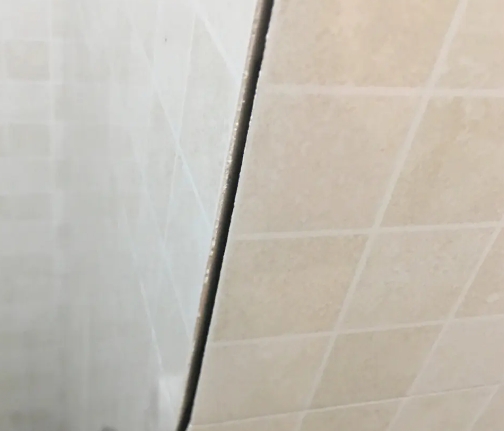 临渭瓷砖空鼓维修公司分享阳台瓷砖脱落的修复过程可以分为以下几个步骤