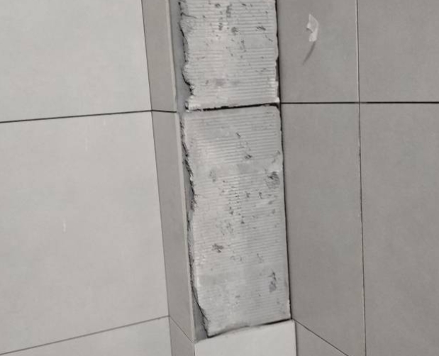 临渭瓷砖空鼓维修公司分享下瓷砖施工前基层浇水润湿程度不足，可能导致以下问题